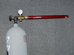 다이빙 탱크에 에어라이플 실린더를 연결한 상태