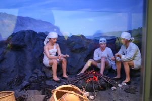 하루 일을 마치고 난 후 불 옆에서 쉬고 있는 해녀들을 묘사한 박물관 디오라마