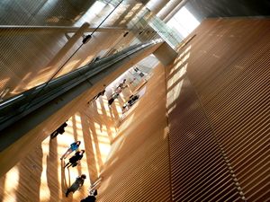 벽면에 붙여진 나무 재질로 편안하고 따뜻한 분위기를 연출했다.