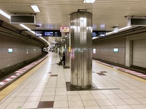 2018년 10월 14일 촬영된 승강장. 오른쪽 끝에 노기자카 변전소 기기 반출입구가 보인다.