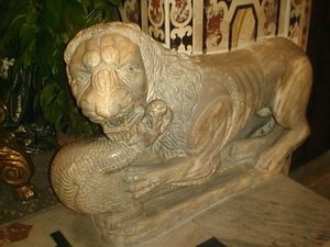 대성당. 대리석으로 만들어진 바다뱀을 공격하는 사자상. 12세기