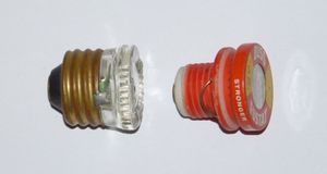 에디슨 베이스(왼쪽) 및 Type S 퓨즈(오른쪽)