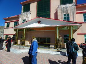 고개에 있는 인도군 사령부에서 촬영한 중국군 사령부.