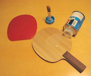 스피드글루(블레이드 위의 액체). 보관 시에는 붓이 달린 뚜껑과 캔에 보관되어 있다. 현재는 사용이 금지되어 있다.