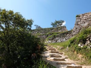 계단에서 바라본 석축