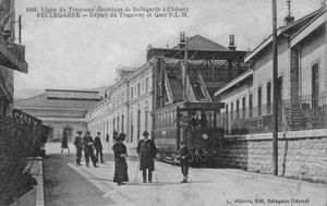 20세기 초 역사 건물 전경. 전면에는 1912년부터 1937년까지 운행된 벨가르드-셰제리 간 트램의 모습이 보인다.