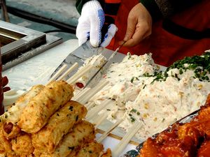 참고 이미지. 한국의 어묵 성형 실연. 본질적으로 일본이나 한국이나 같은 작업.