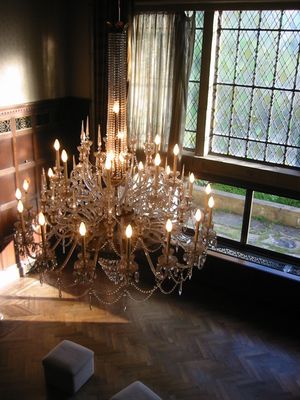 계단실의 샹들리에와 스테인드글라스