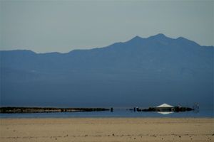 네바다주 봄의 모하비 사막에서 본 하부 신기루