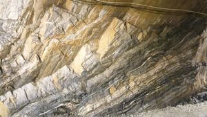 충주 활옥동굴 내 습곡 우익