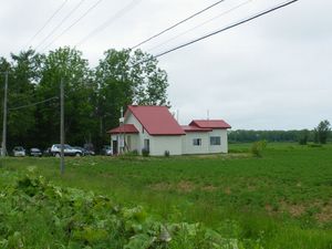 샤리(斜里) 그리스도 정교회의 현재 예배당인 성모 영보 예배당 전경. 1912년(다이쇼 1년)에 시작된 일본 정교회 최북단의 교회(홋카이도(北海道) 샤리군(斜里郡) 샤리정(斜里町))이다. 현재 예배당은 1979년에 건립되었다.