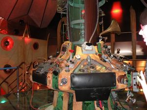 2010년부터 2012년까지 사용된 세트장의 중앙 조종간