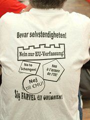 유럽 헌법 조약, 유로, 이동의 자유(솅겐 조약), 국가 권한 축소에 대한 반대를 여러 언어로 표현하고 있다.