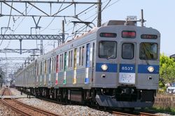 약 10분 간격으로 반자몬선·다엔도시선으로 직통하는 급행(2021년 4월 와토역 - 도부동물공원역 간, 차량은 동부8500계)