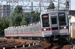 구간급행으로 운행되는 10030형(2019년 8월 니시아라이역 - 타케노즈카역 간)