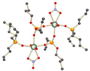 우라닐 이온과 2개의 질산 이온, 2개의 디부틸인산과 2개의 트리부틸인산으로 구성된 착물 중합체