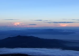 호에이 산에서 원경. 높은 고도의 갓털 구름은 멀리서도 눈에 띈다.