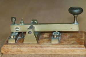 오래된 역사적인 전신 키. 동작 원리도·구조도와 참조하기 쉽다.