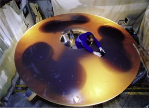 4.1 m 크기의 VISTA 주경이 광학 검사를 받고 있다.