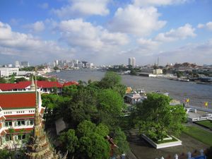 대탑(프라 프라앙) 위에서는 차오프라야 강과 방콕 시가지를 조망할 수 있다.