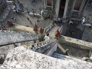 대탑(프라 프라앙)의 계단은 매우 가파르므로 오르내릴 때 주의가 필요하다.