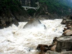 상류의 진사장. 윈난성의 후탙샤