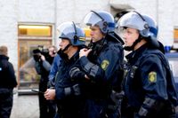 덴마크 경찰 기동대. 전용 헬멧을 쓰고 있다.