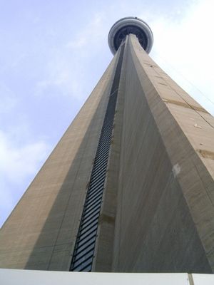 아래에서 올려다본 CN 타워