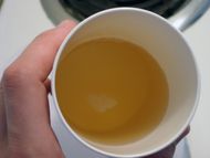 캘리포니아산 호두 기름 한 잔