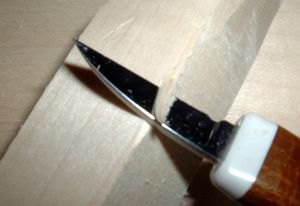 목재 모서리를 다듬는 데 사용되는 조각칼