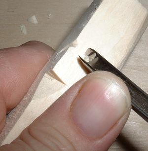 선을 나누고 V자형 홈을 파는 데 사용되는 V자 도구