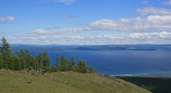 호수 동쪽 해안의 전경