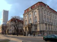 본관 남쪽(1898~1906년 건축) 모습, 배경에 오데르투름이 보임