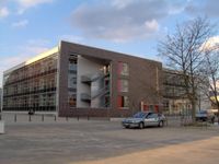 오디막스 건물(일명 플라흐바우, "납작한 건물"). 현대화된 동독 시대 건물로 대학 강당 위치