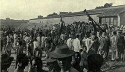 장훈(張勳)의 청나라 복원 시도 당시 베이징 천단(天壇)에 모인 군주제 지지자들과 구경꾼들.