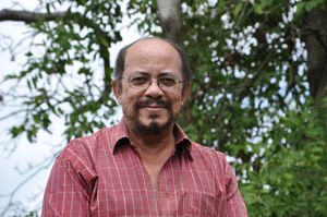 라파엘 콩피앙, 소설가, 크레올리테(Créolité)의 공동 창시자. 1991년 소설 『커피물(Eau de café)』로 12월상을 포함한 여러 문학상을 수상했다.