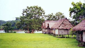 페루 나포 강 서쪽 기슭의 마을, 아마존 강과 합류 지점에서 수 마일 상류. 수로 너머 보이는 땅은 강 속의 섬이다.
