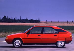 간디니가 디자인한 베스트셀링 모델 중 하나인 Citroën BX. 실용성과 독특한 스타일을 겸비했다.