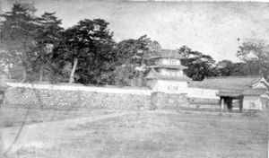 철거 이전의 벚꽃문·북소리 누각(메이지 초기)