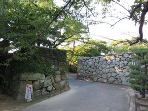 미나미세가쿠시몬의 성벽