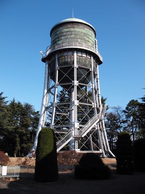 군마현 마에바시시의 수도국 시키시마 정수장의 배수탑.