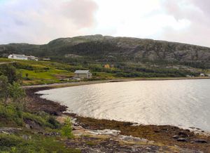 암각화가 있는 해안선.왼쪽 멀리 알타 박물관이 있다.