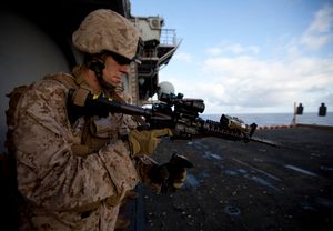 M4 카빈을 사용하는 미국 해병대 하사관