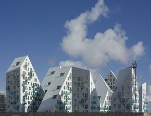덴마크 아르후스(Aarhus)의 이스베르겟(Isbjerget) 주택 단지, 빙산의 형태와 색상에서 영감을 받음(2013)
