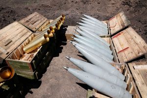 152mm 곡사포의 탄두와 발사약