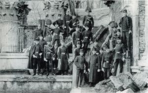 쇤부룬에서 포즈를 취하고 있는 황제 근위병