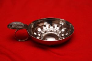 과거 소믈리에들이 사용하던 타스트뱅(tastevin) 용기는 오늘날에도 여전히 상징적인 의미를 지닌다.