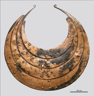 태양 배 모티프가 있는 청동 칼라