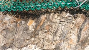 영월군 남면 북쌍리 남애 단면의 문곡층, 지층에 "MUN04"라고 적혀 있다.