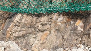 영월군 남면 북쌍리 남애 단면의 문곡층, 지층에 "MUN04"라고 적혀 있다.